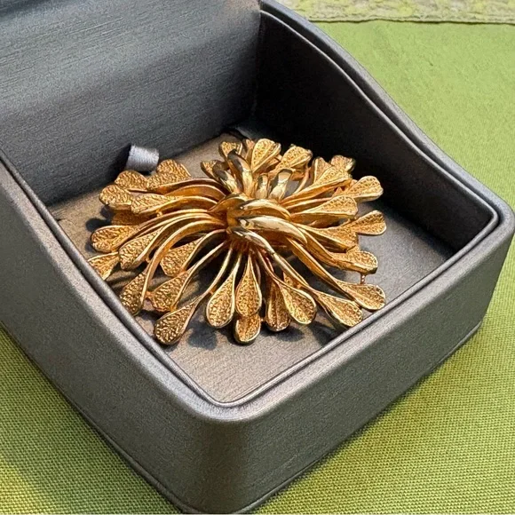 Coro - Gold Toned Brooch - Picture 4 of 5